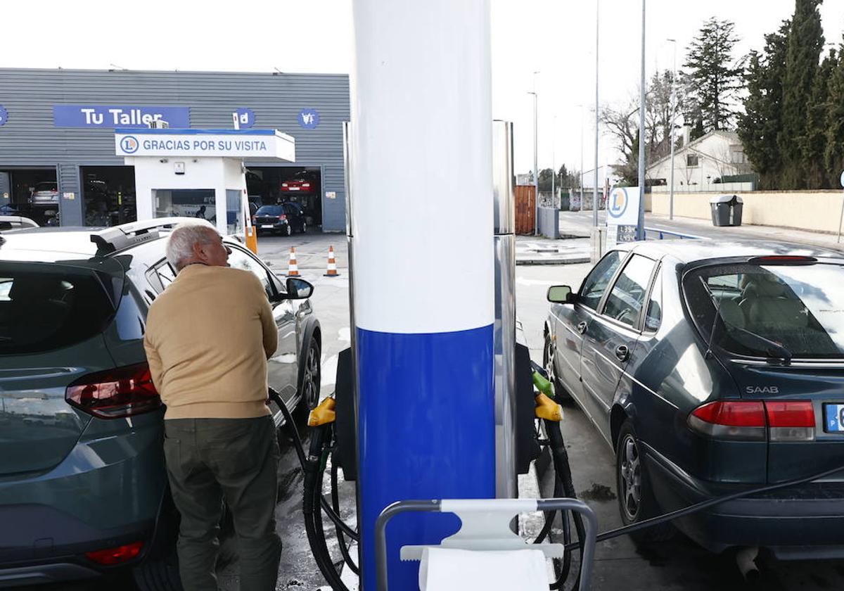 Usuarios repostan en una gasolinera de Salamanca.