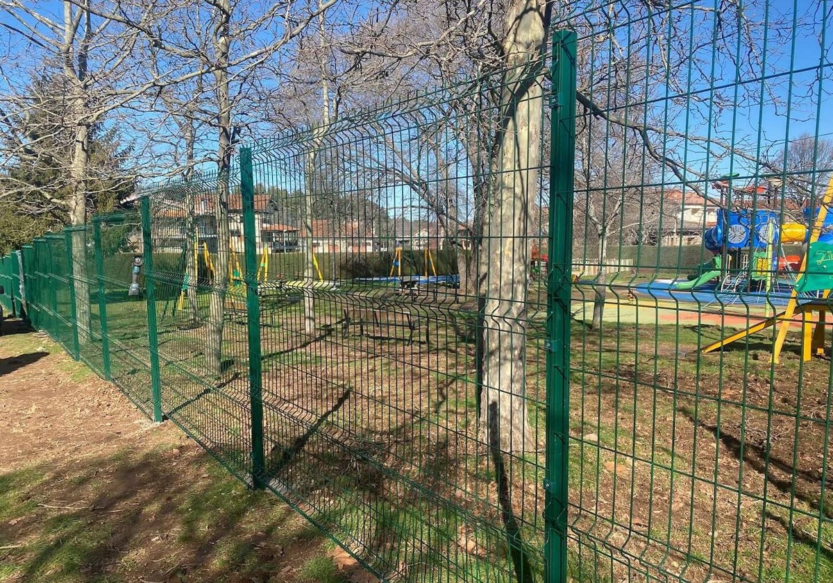 Parque infantil Las Eras, en La Alberca, situado en una zona transitada.