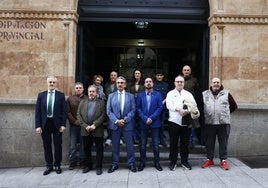 Celestino del Teso arropado por miembros de Vox en la puerta de la Diputación.