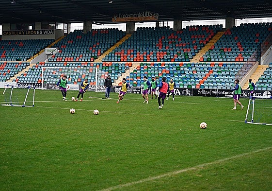 Los jugadores del Salamanca, en un momento de la sesión de este martes dentro del Helmántico.