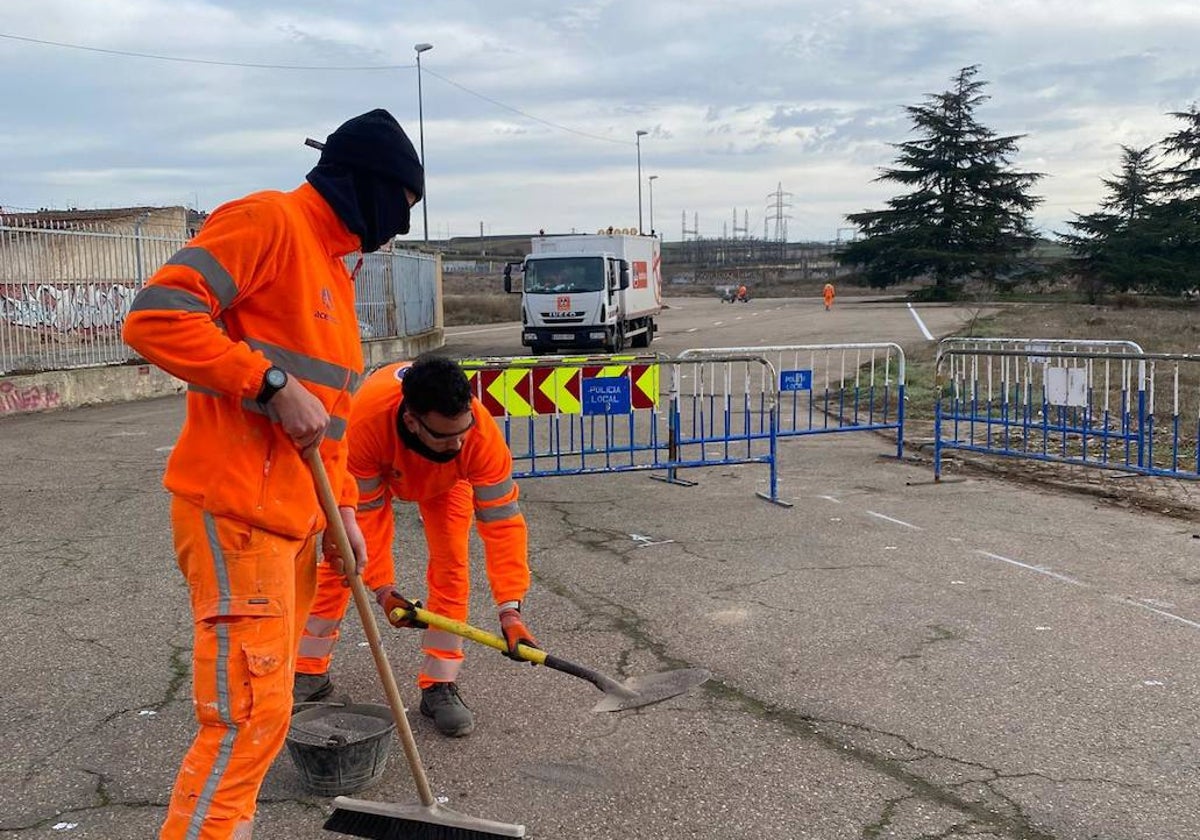 Operarios rematan la zona de ampliación del aparcamiento en la mañana de este martes.