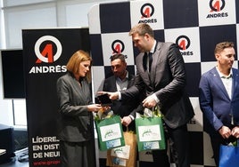 Iván y Javier Andrés junto a Felipe Reyes y Almudena Parres en la firma del convenio de colaboración solidario.