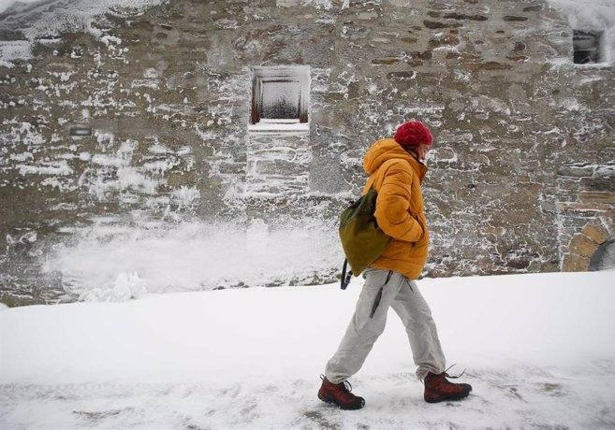 Una persona pasea por la nieve.