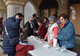 Reparto de bocadillos solidarios en la Plaza Mayor de Alba de Tormes.