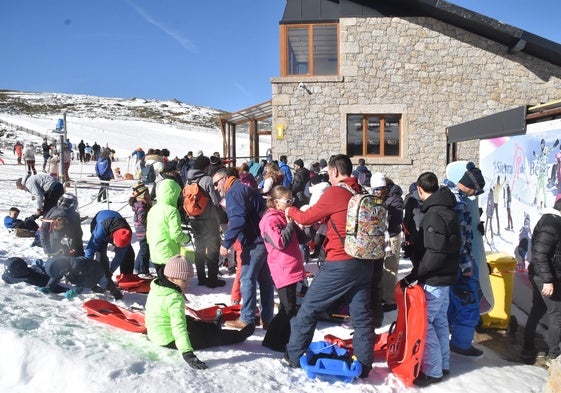 Imagen de esquiadores y aficionados a la nieve el pasado 8 de febrero en el inicio de la temporada.