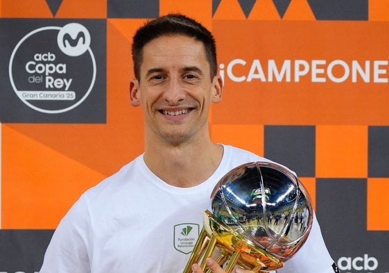 Alberto Miranda con el título de Copa conquistado por Unicaja.