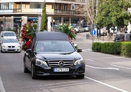 Un coche fúnebre por el paseo de Carmelitas.