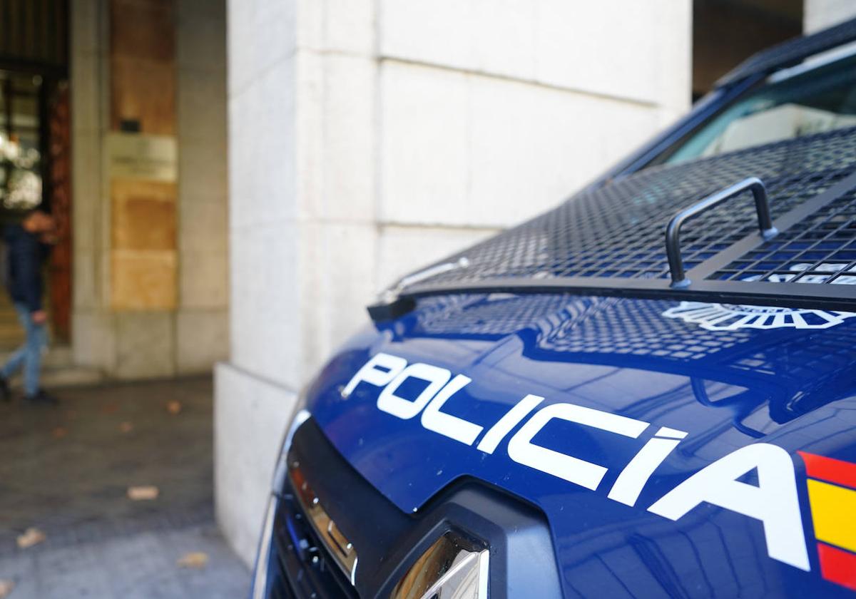 Un coche de la Policía Nacional, estacionado en la Gran Vía de Salamanca.