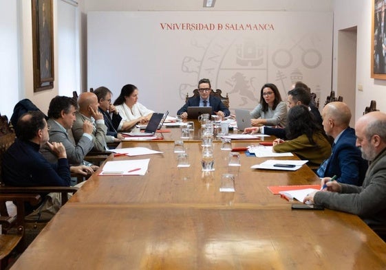 Corchado, en el centro de la imagen, reunido con representantes de las Fundaciones.