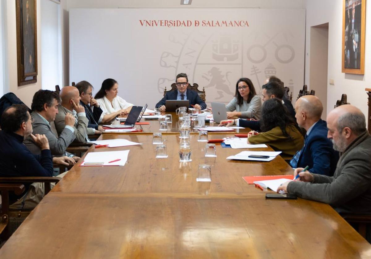 Corchado, en el centro de la imagen, reunido con representantes de las Fundaciones.