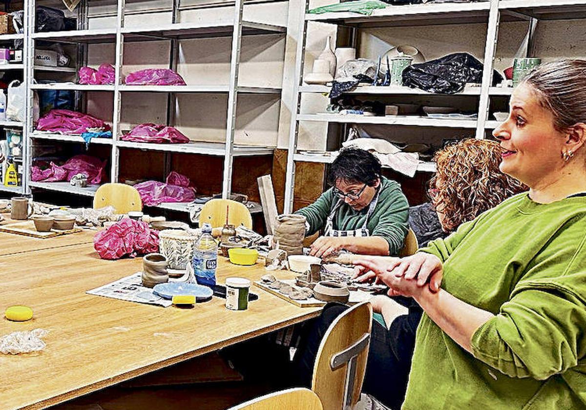 Taller de cerámica, dentro de las actividades del área de Cultura del Ayuntamiento de Villamayor de Armuña.