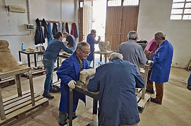 Los alumnos del taller de talla de piedra franca.