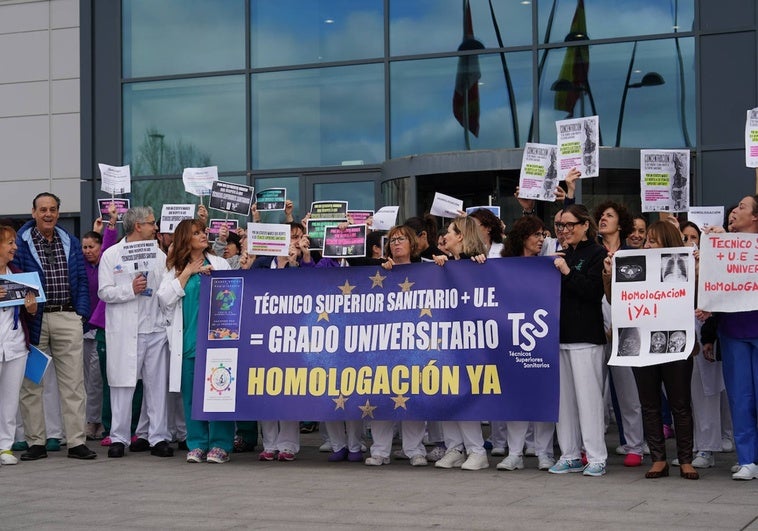 Concentración de los técnicos superiores sanitarios frente al Hospital.