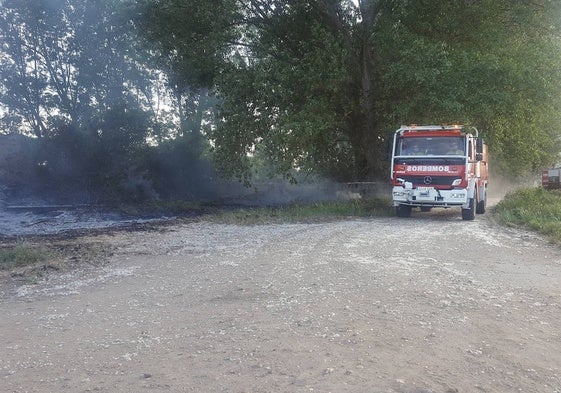 Un vehículo de bomberos en otros rescate en la ribera del río.