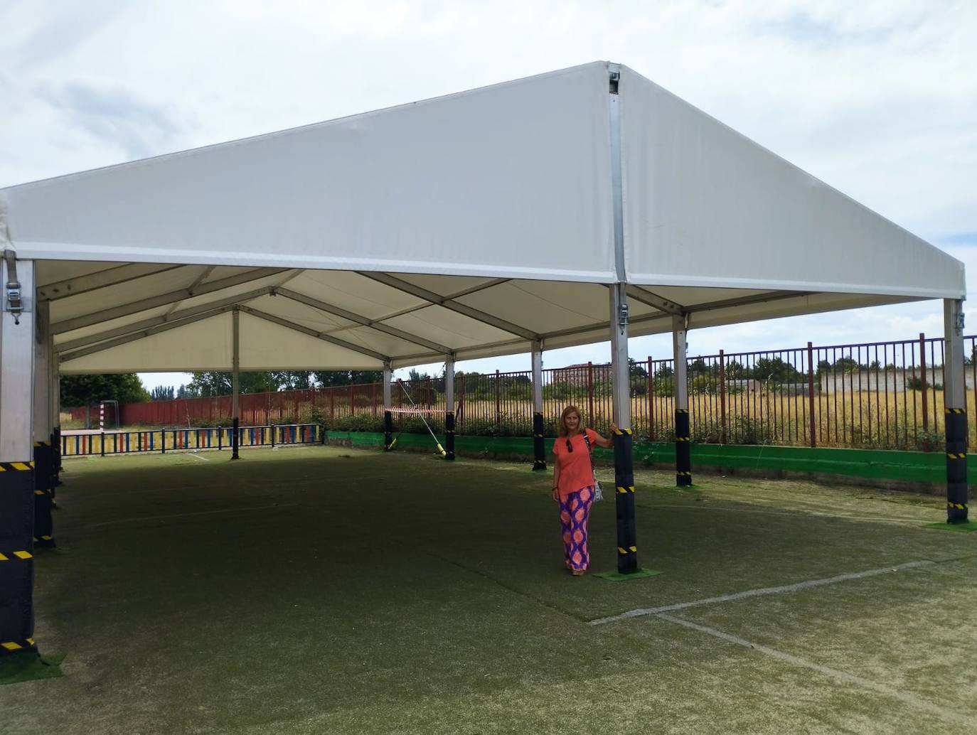 La edil Juani Rubio, en la carpa instalada en el colegio San Blas.
