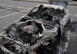 El coche totalmente calcinado en Villamayor.