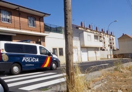 La Policía Nacional patrulla por la calle Mateo Hernández.