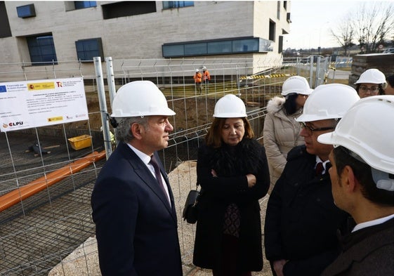 Nicanor Sen, junto a la subdelegada, en el Centro de Láseres.