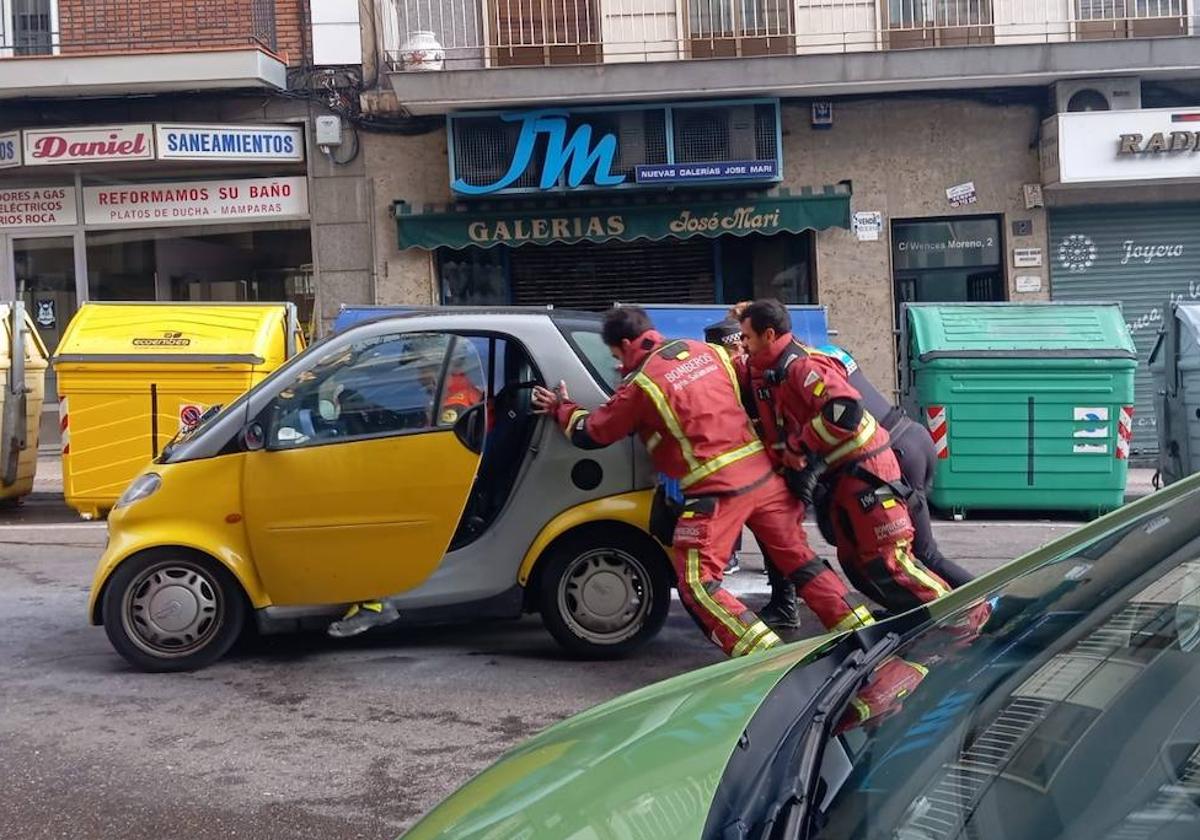 Bomberos del Ayuntamiento de Salamanca mueven el coche afectado.