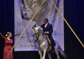 Jaime, a lomos del caballo, en el escenario del teatro