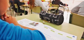 Un niño salmantino presta atención a las lecciones de un profesor en el aula junto a sus compañeros.