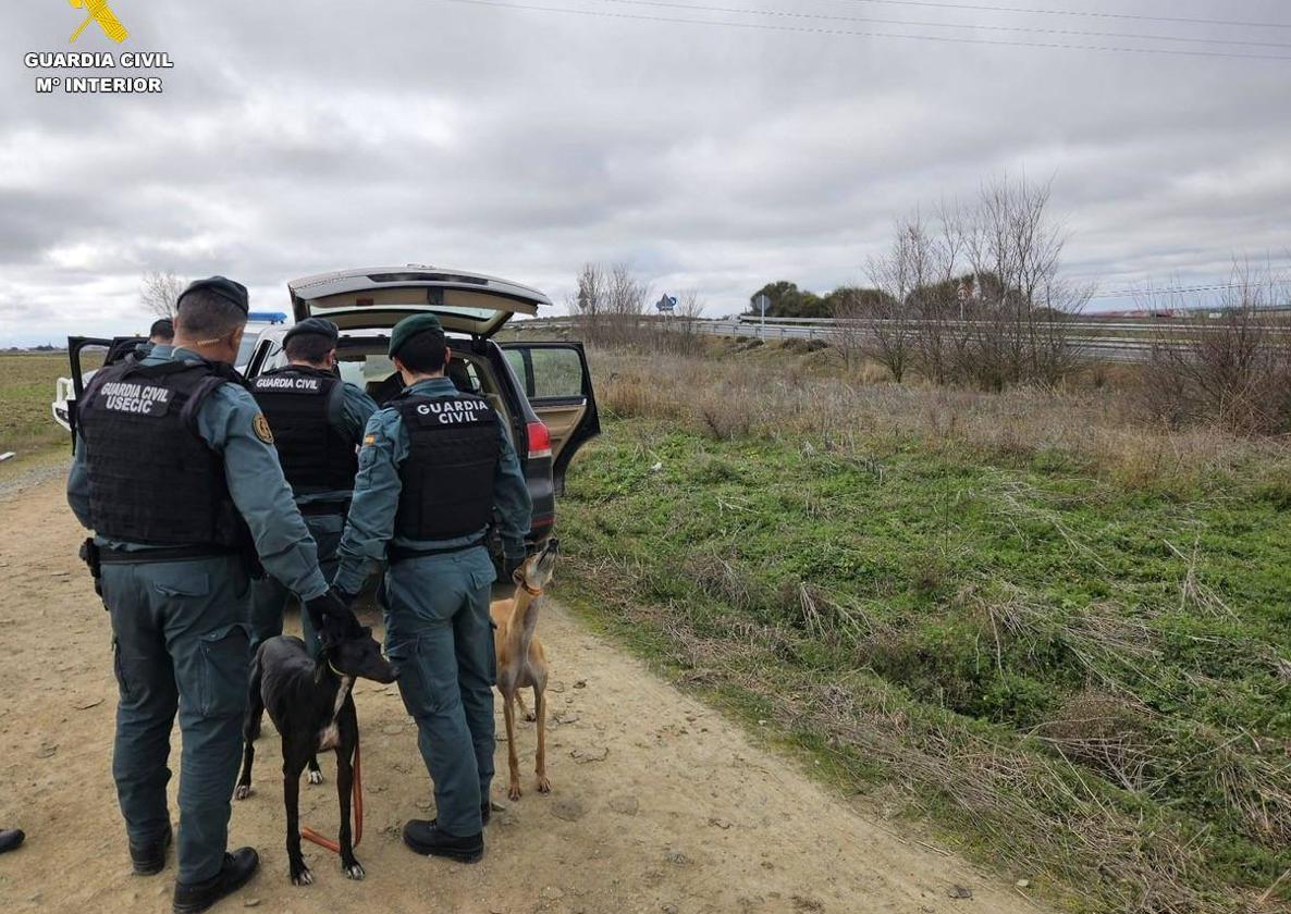 Agentes de la Guardia Civil, en la detención.