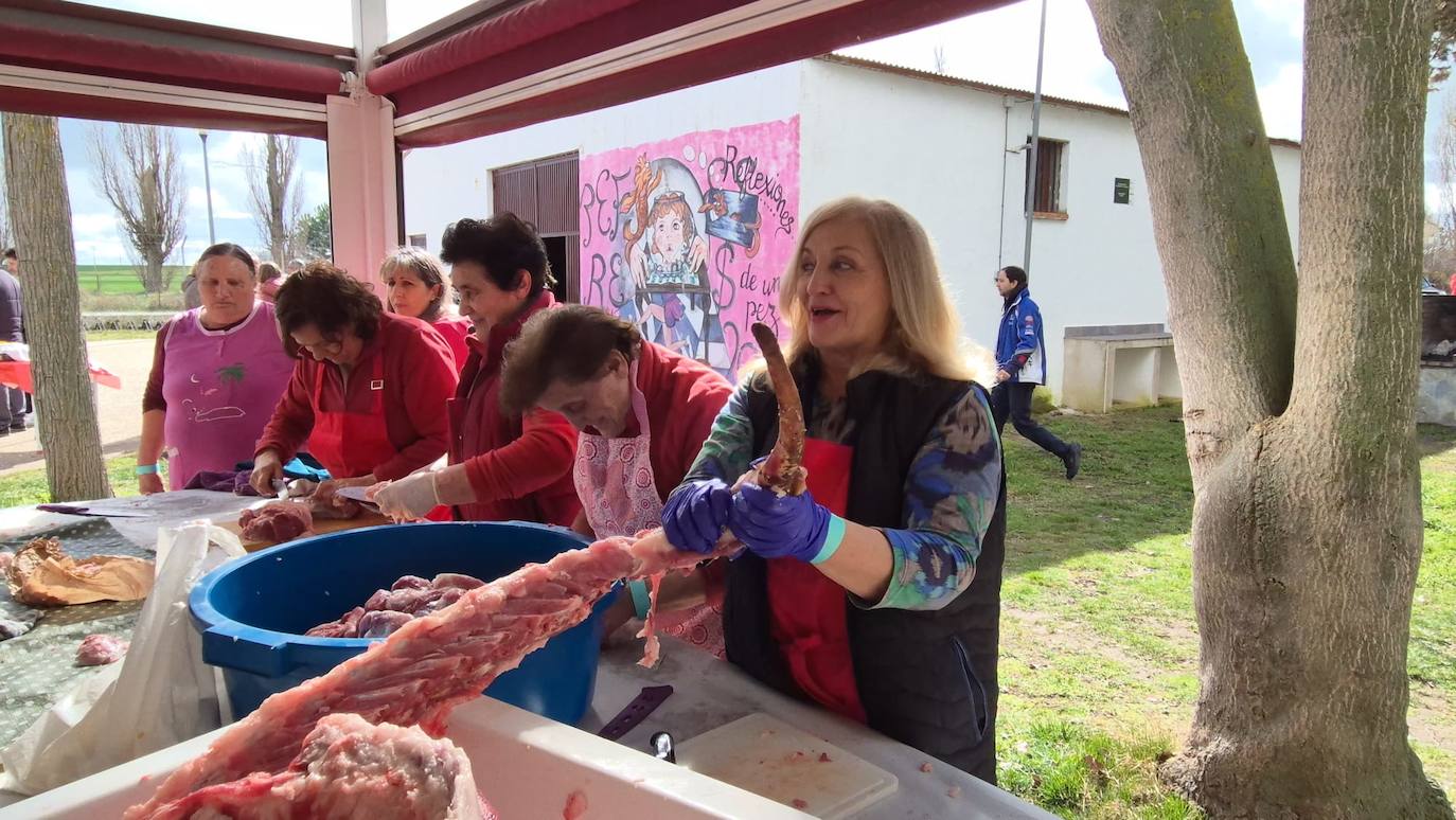 Animado encuentro intergeneracional en torno a la fiesta de la matanza en Rágama