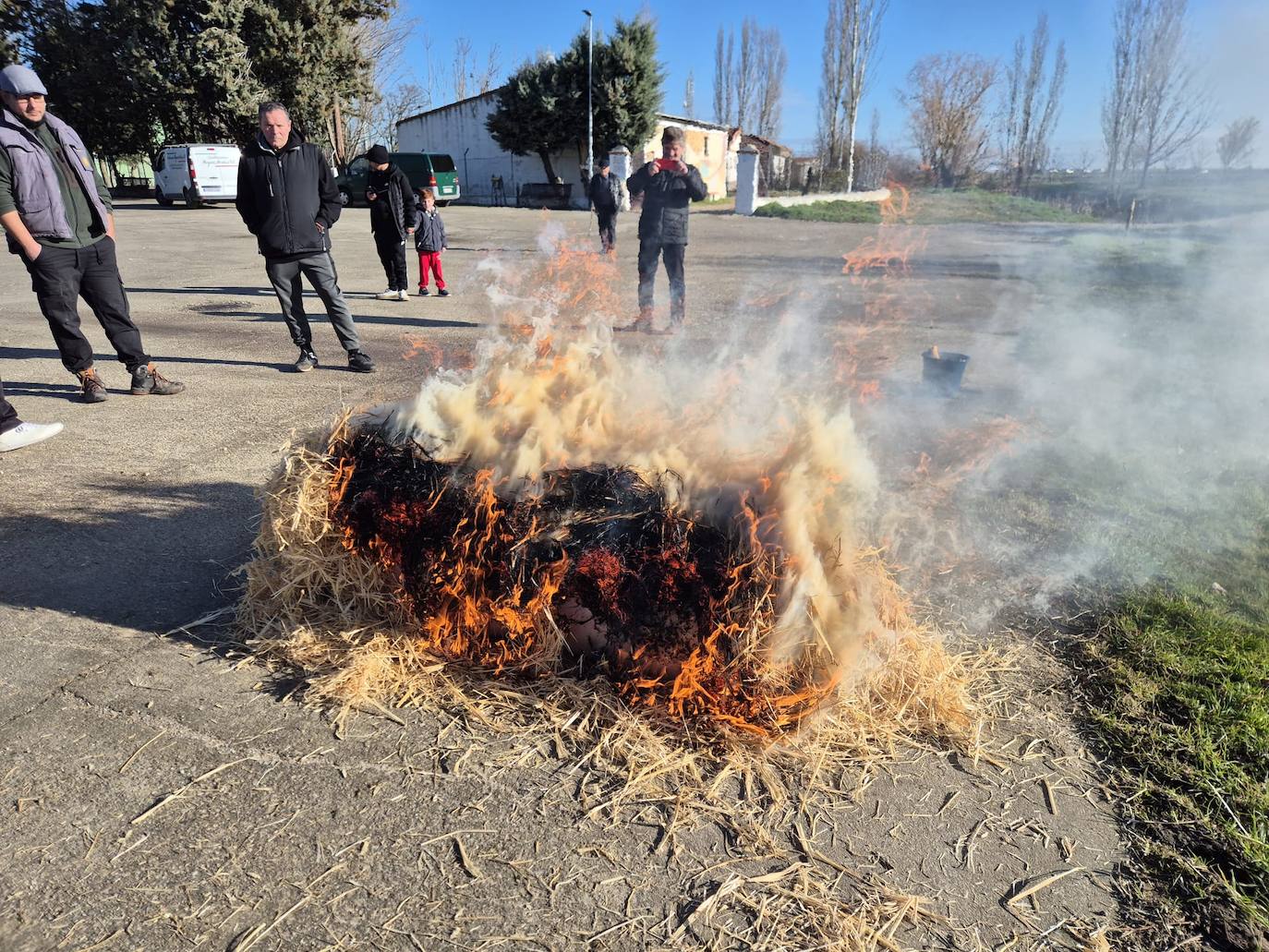 Animado encuentro intergeneracional en torno a la fiesta de la matanza en Rágama