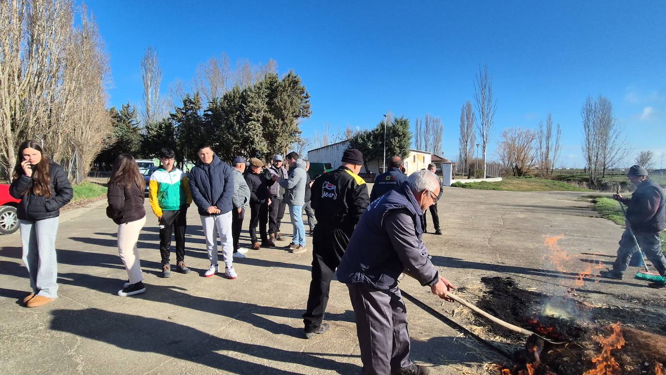 Animado encuentro intergeneracional en torno a la fiesta de la matanza en Rágama