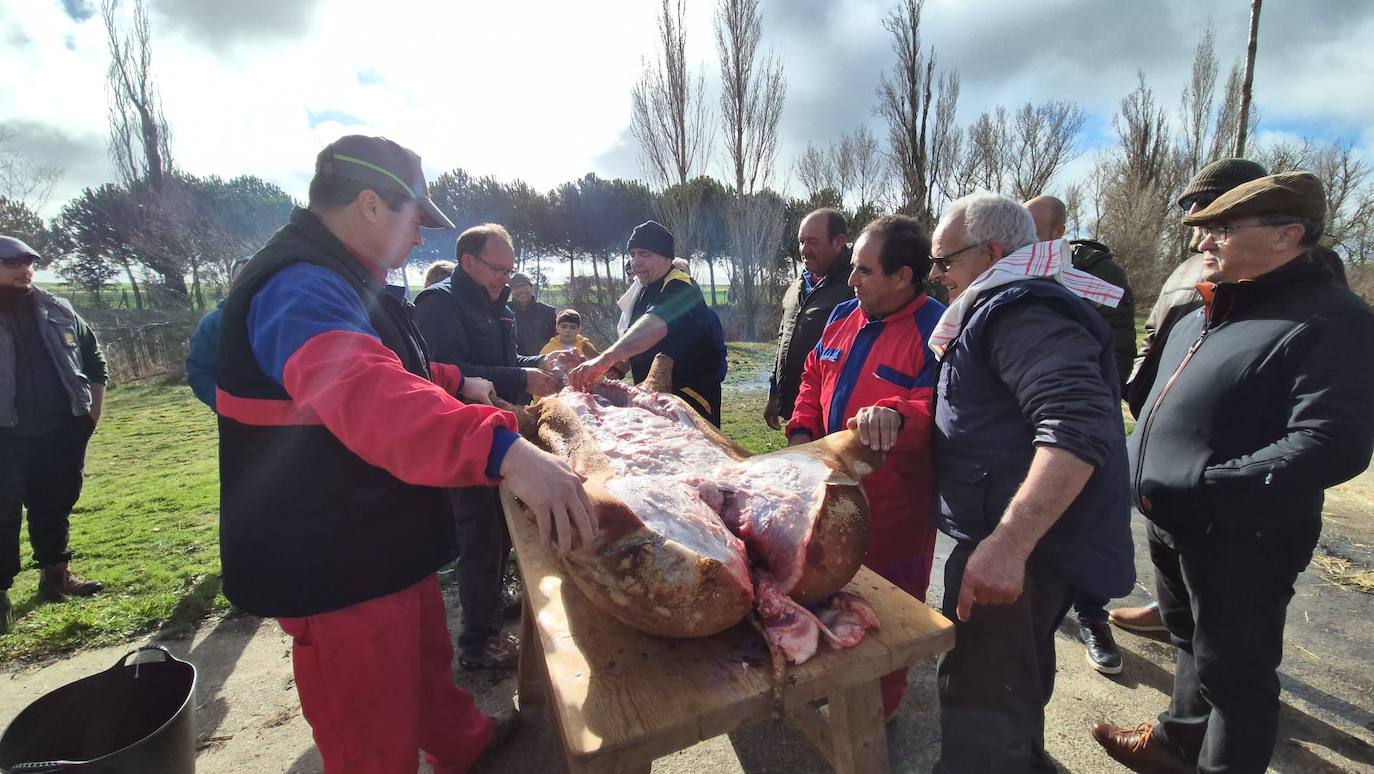 Animado encuentro intergeneracional en torno a la fiesta de la matanza en Rágama