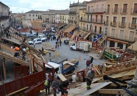 Los montadores trabajando a buen ritmo para construir los tablaos