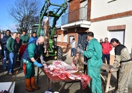 Vecinos de Encinas de Abajo durante la matanza.