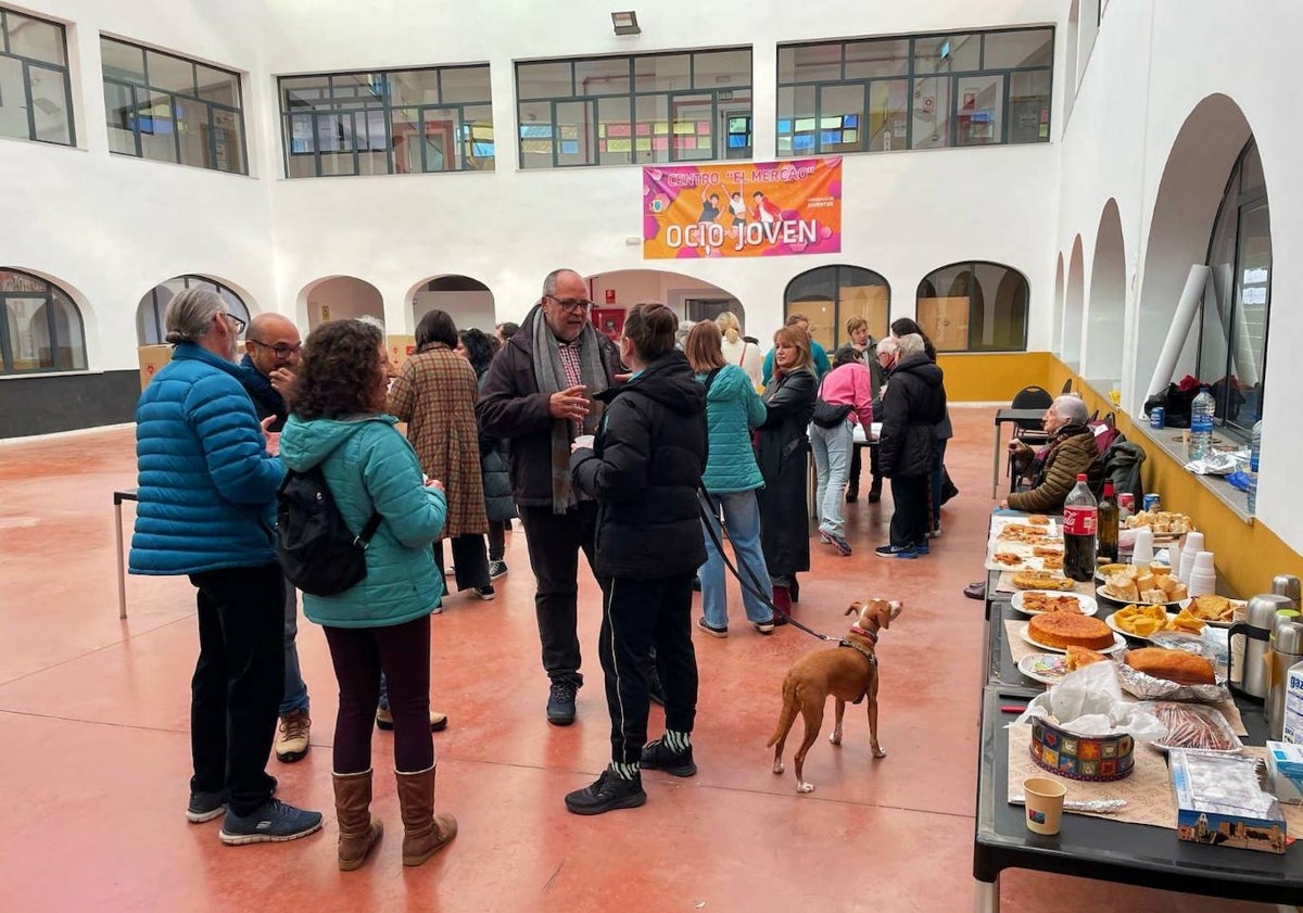 Imagen principal - Diferentes momentos del encuentro en el centro de ocio del antiguo mercado de abastos.