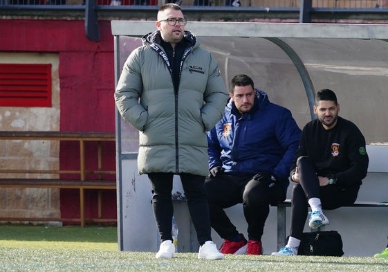 Adri Fraile, entrenador del Ciudad Rodrigo, en el banquillo.