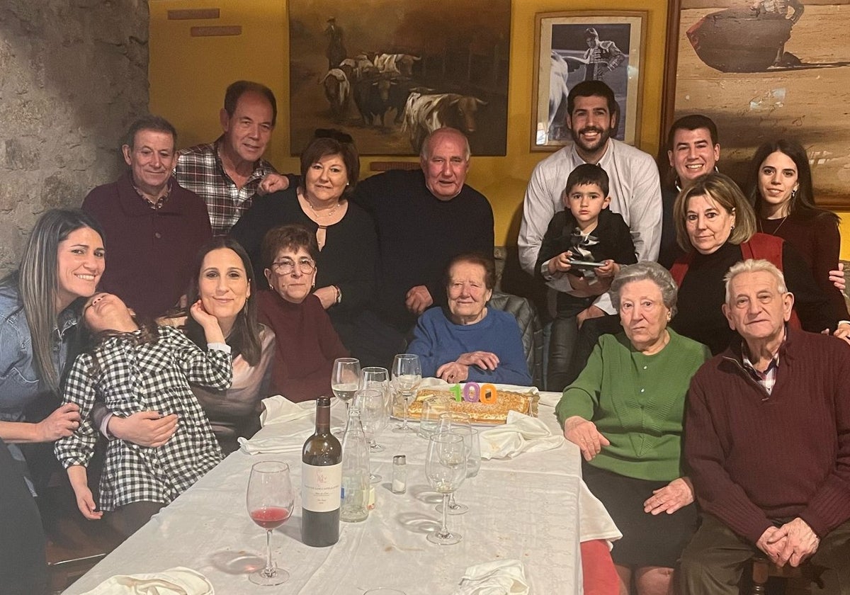 Ángeles Velasco junto a su familia celebrando su 100 cumpleaños.