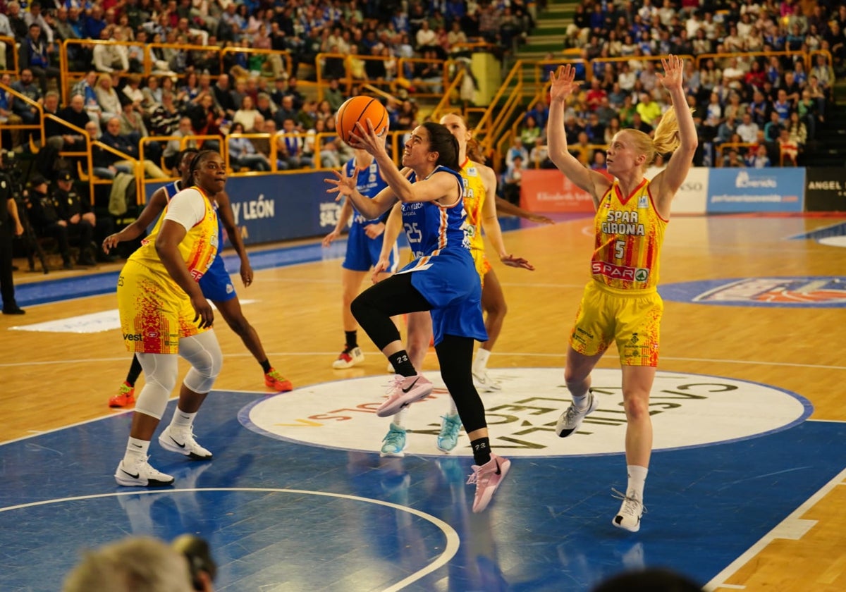 Marija Lekovic, entrando a canasta frente al Spar Girona.