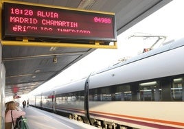 El Alvia a Madrid, en uno de los andenes de la estación de Salamanca.