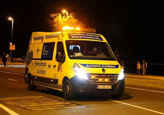 Ambulancia del Sacyl en una intervención nocturna.