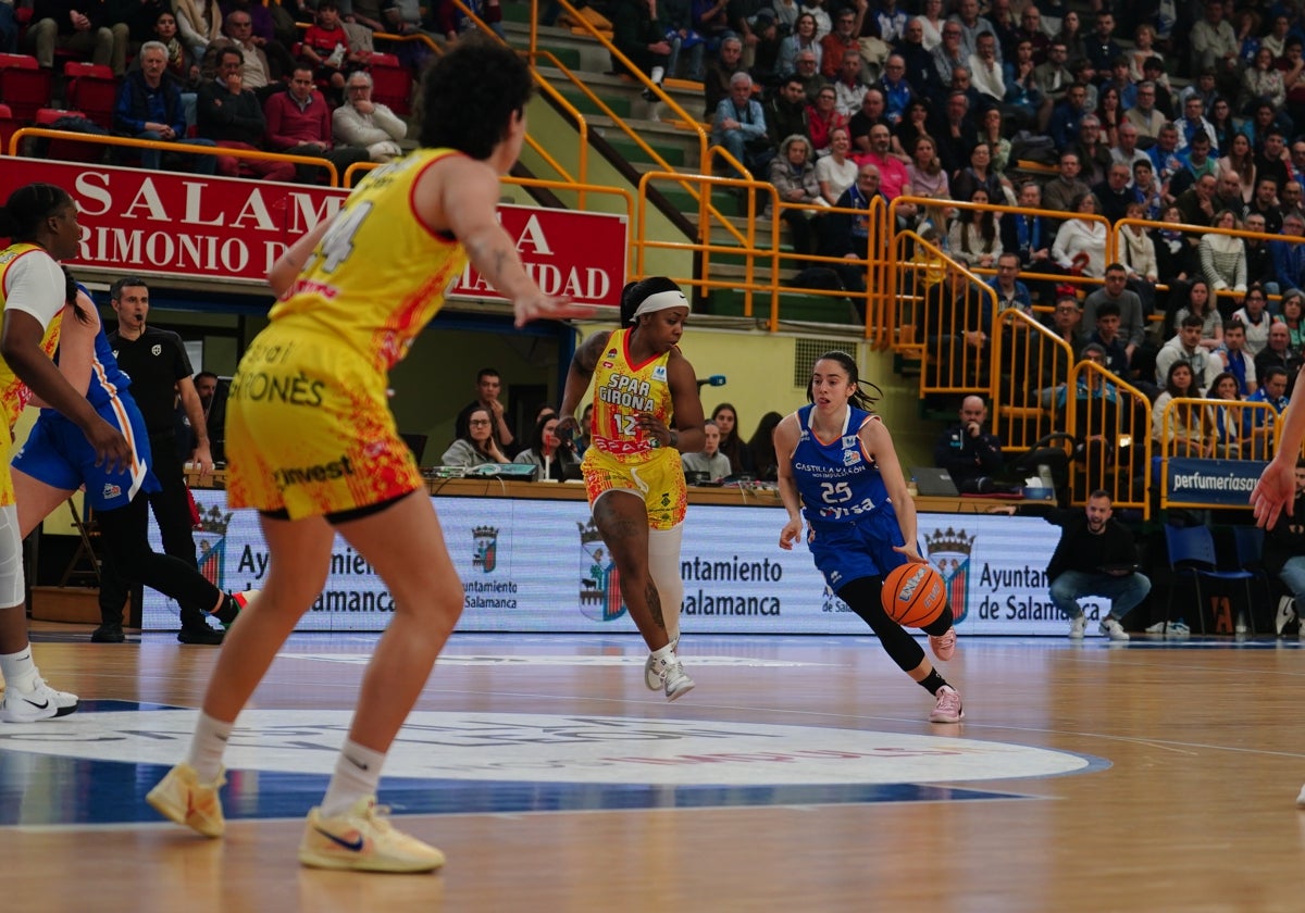 Marija Lekovic, con el balón en su primer partido en Würzburg.