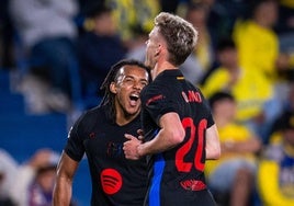 Jules Koundé celebra el gol marcado por Dani Olmo ante la Unión Deportiva Las Palmas.