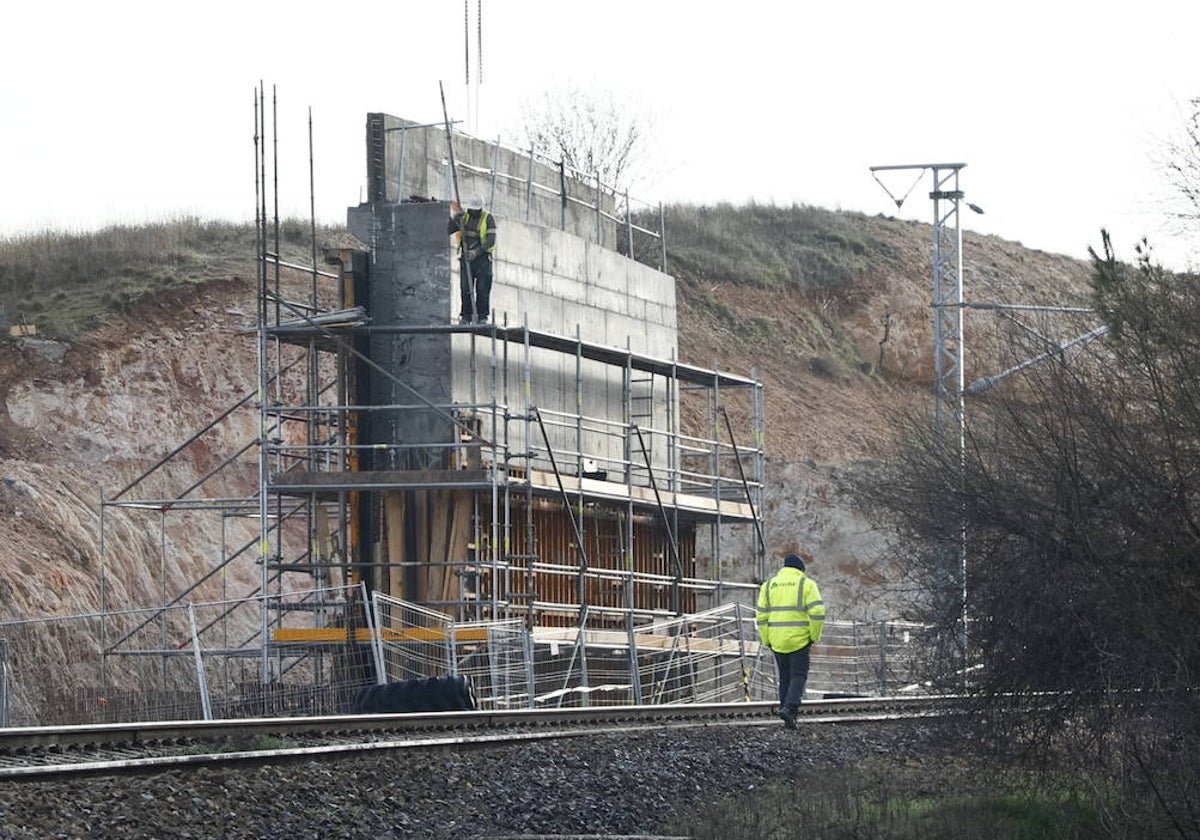 Obras de construcción del puente en Cordel de Merinas.