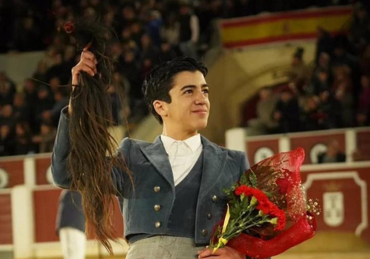 Marco Pérez con los máximos trofeos del novillo de Talavante en Albacete.