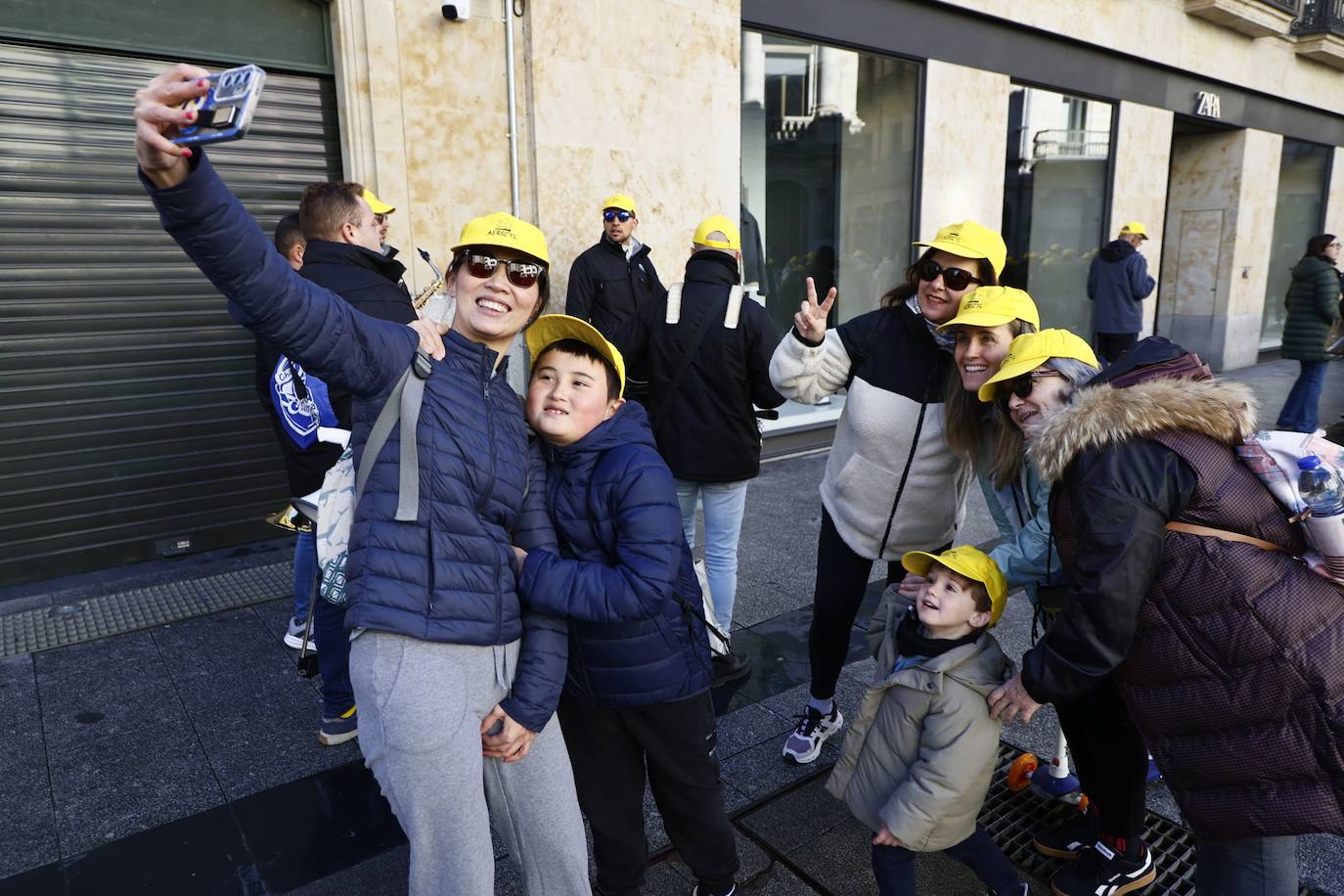 La marcha solidaria por las enfermedades raras &#039;tiñe&#039; de amarillo las calles de Salamanca