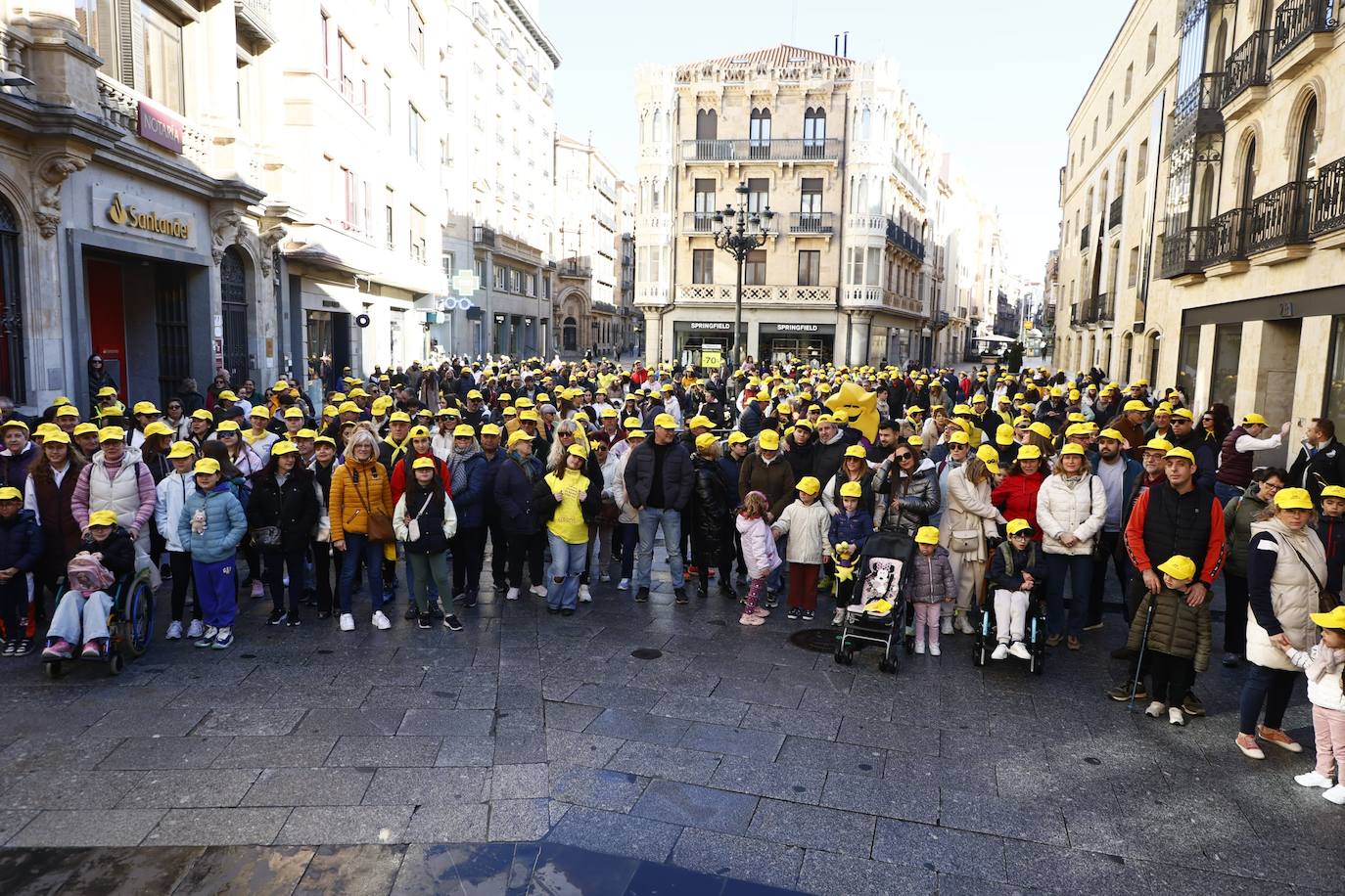 La marcha solidaria por las enfermedades raras &#039;tiñe&#039; de amarillo las calles de Salamanca