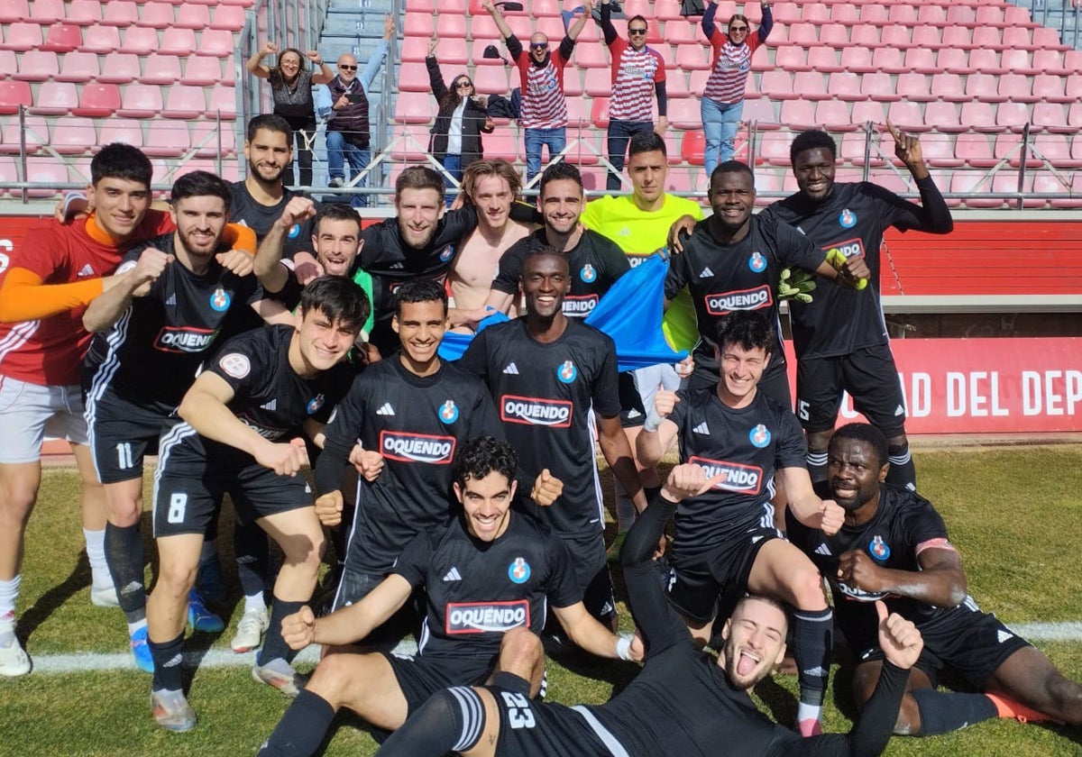 Los jugadores de la UD Llanera celebran el empate en casa del Numancia en la última jornada.