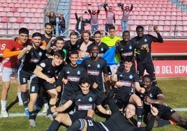 Los jugadores de la UD Llanera celebran el empate en casa del Numancia en la última jornada.