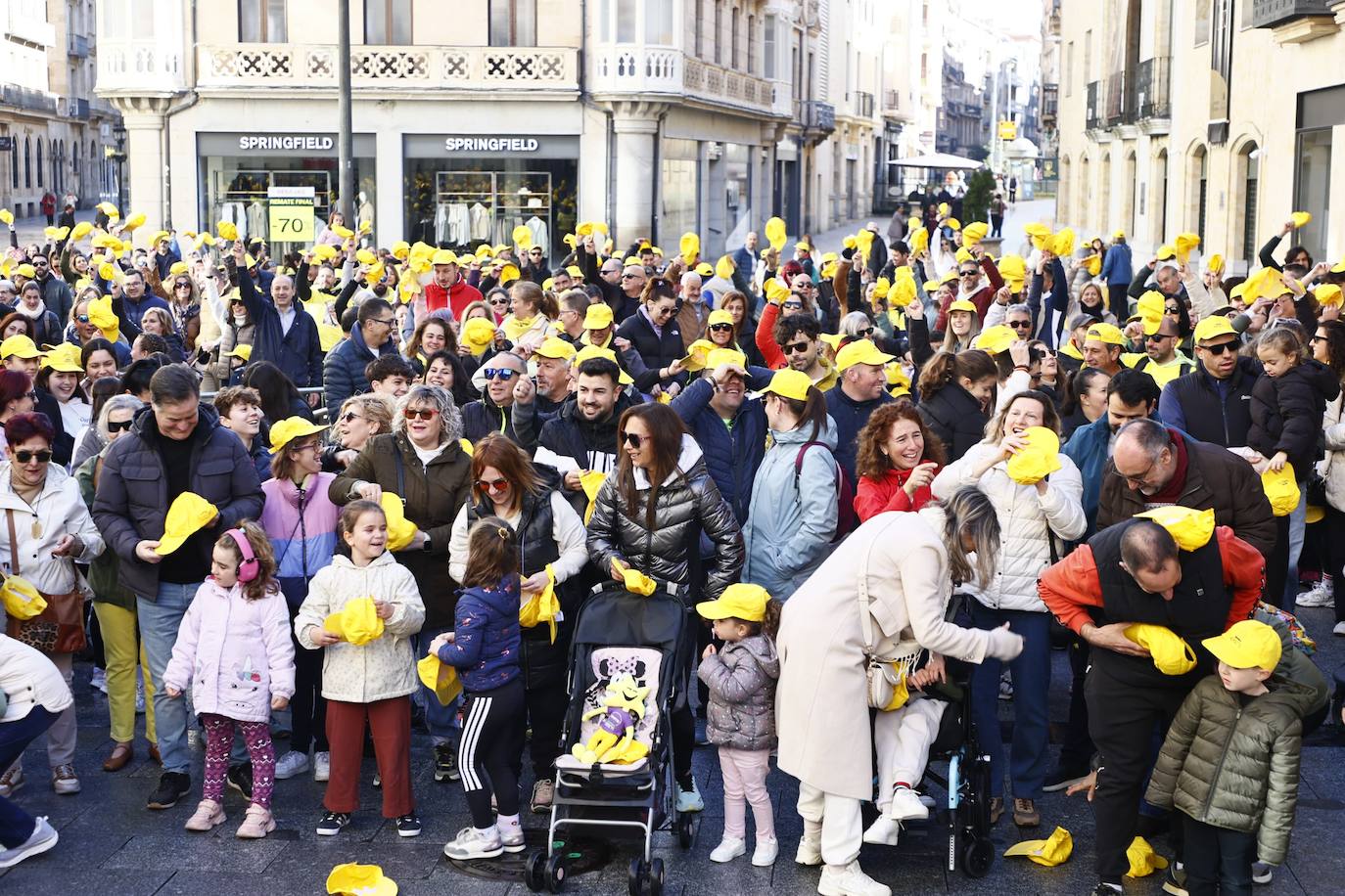 La marcha solidaria por las enfermedades raras &#039;tiñe&#039; de amarillo las calles de Salamanca