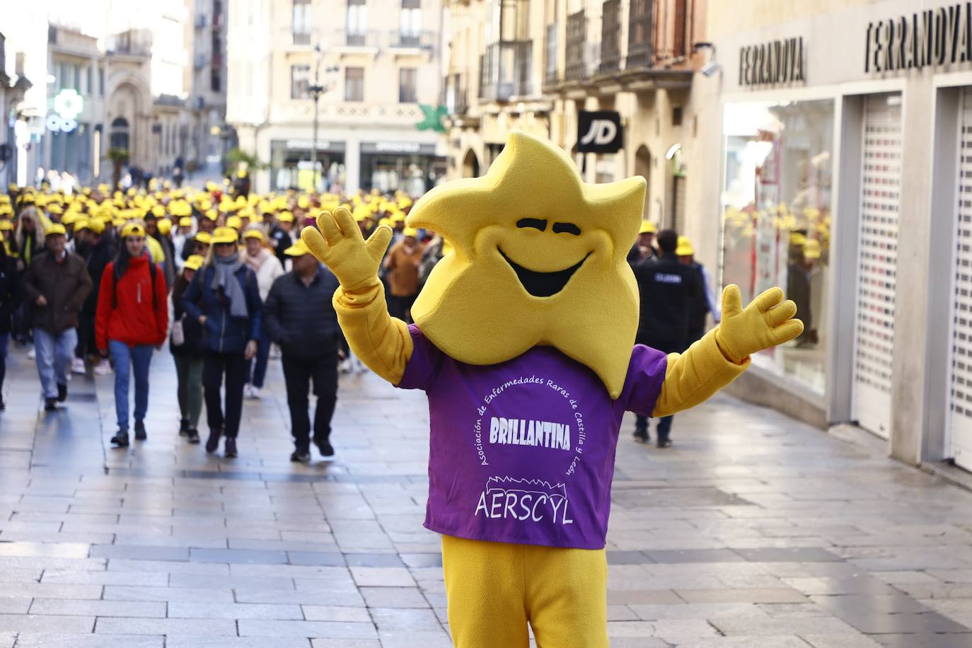 La marcha solidaria por las enfermedades raras &#039;tiñe&#039; de amarillo las calles de Salamanca