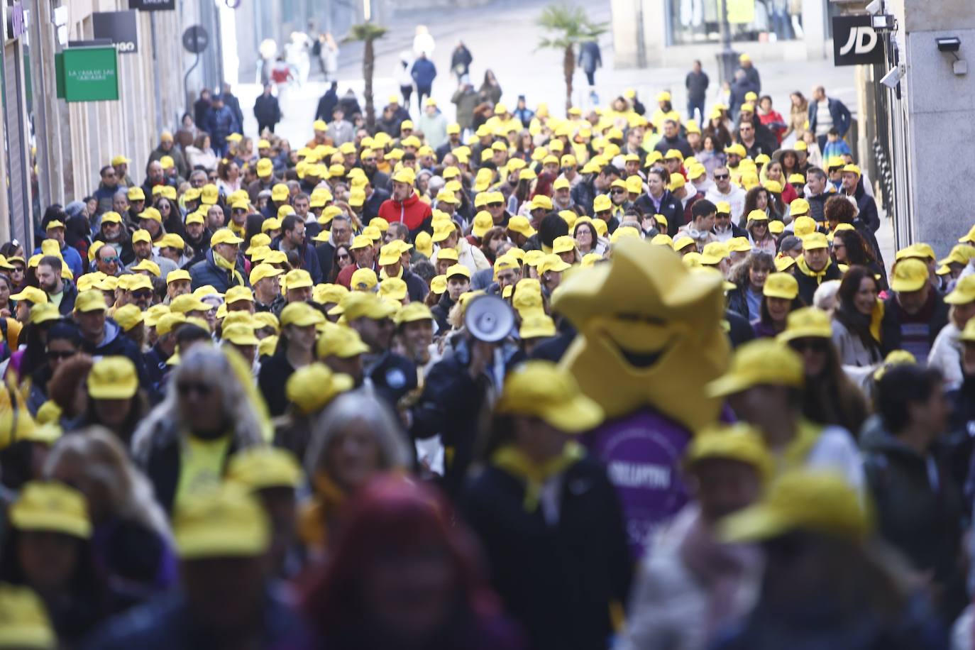 La marcha solidaria por las enfermedades raras &#039;tiñe&#039; de amarillo las calles de Salamanca