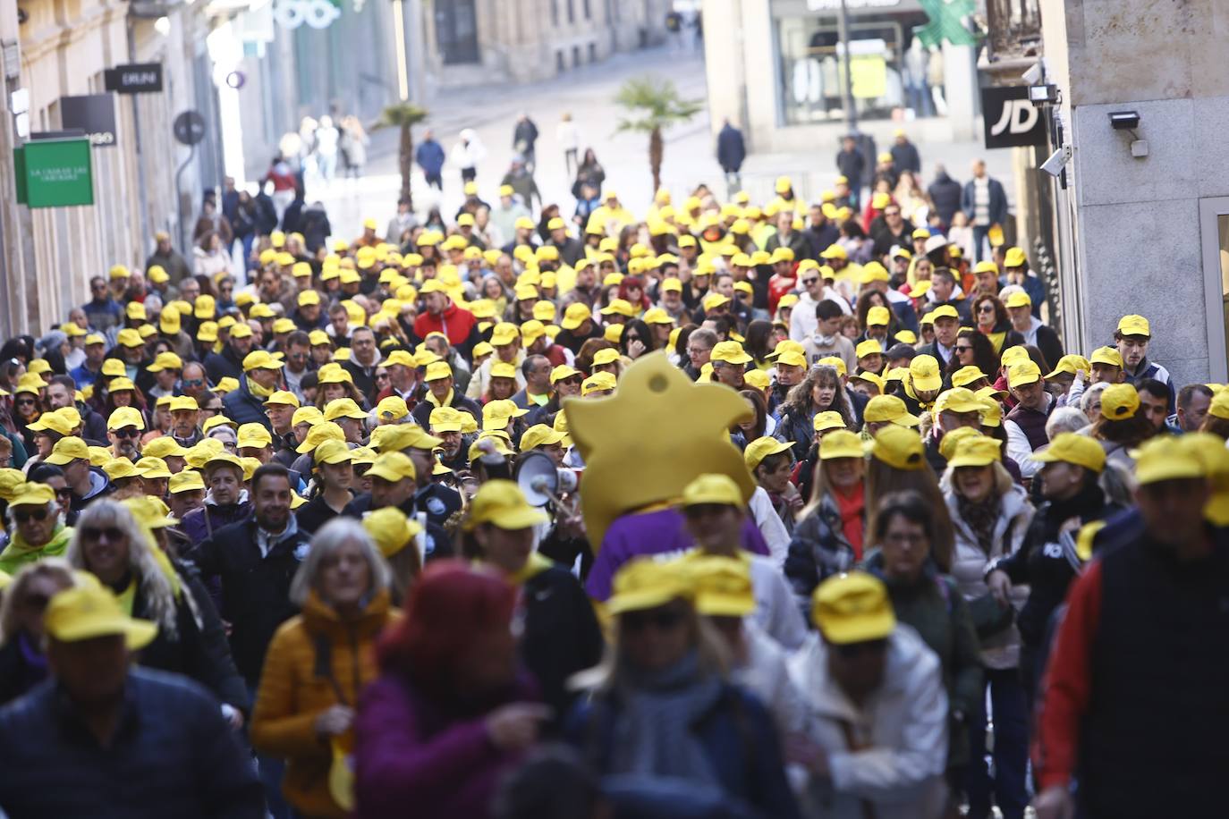 La marcha solidaria por las enfermedades raras &#039;tiñe&#039; de amarillo las calles de Salamanca